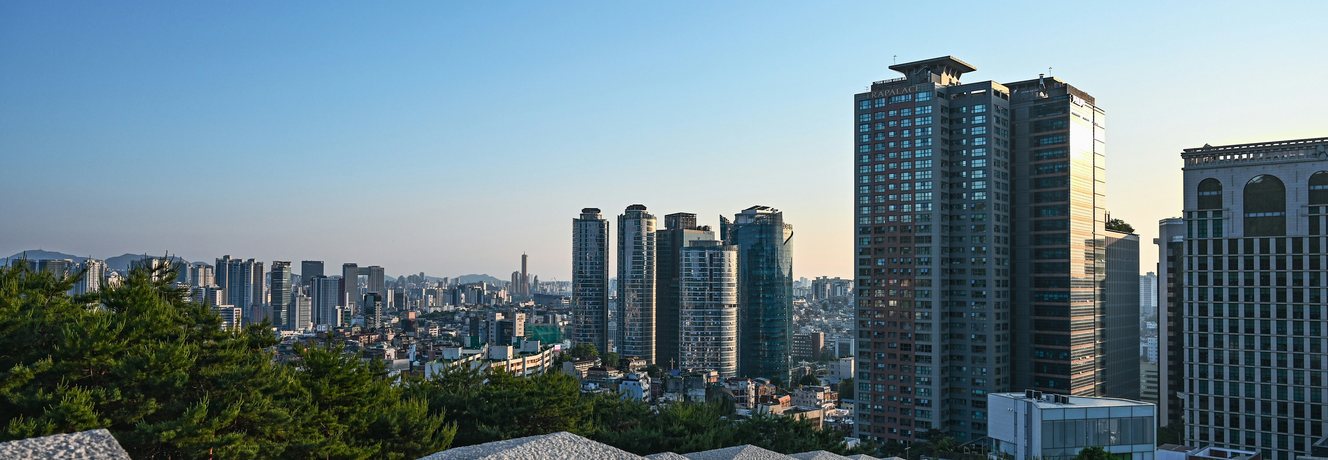 한양도성 성곽 너머로 보이는 서울 도심 스카이라인